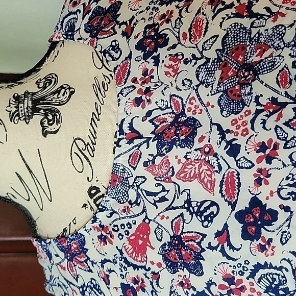 SIZE medium semi sheer lightweight tank top - Picture 2 of 5